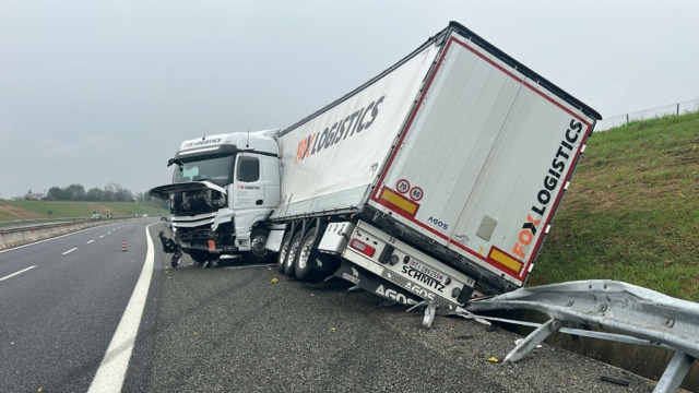 Pinerolo, autoarticolato perde il controllo ed esce fuori strada