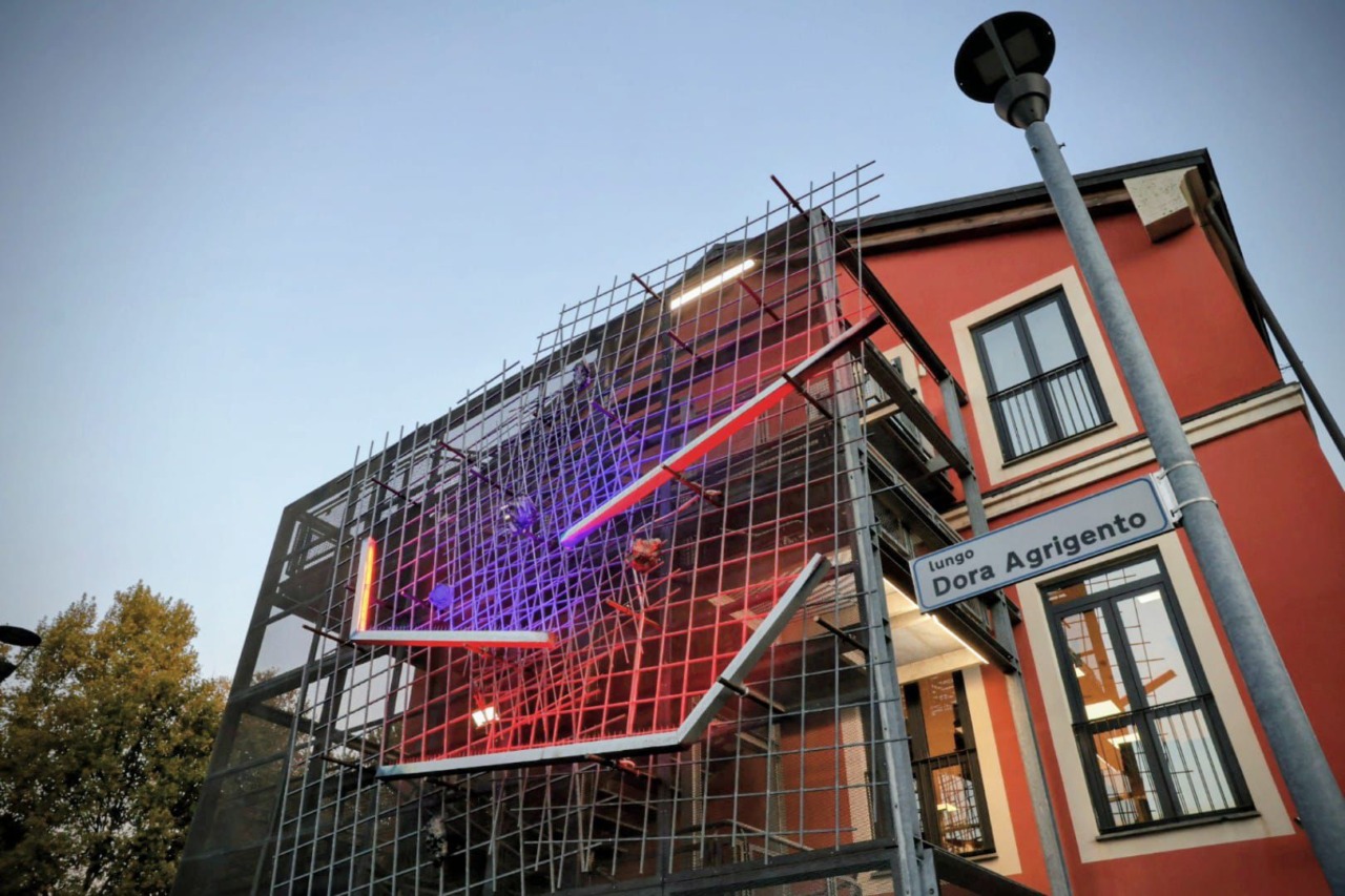 Dopo un restauro tornano ad accendersi le Luci d’Artista alla biblioteca Calvino