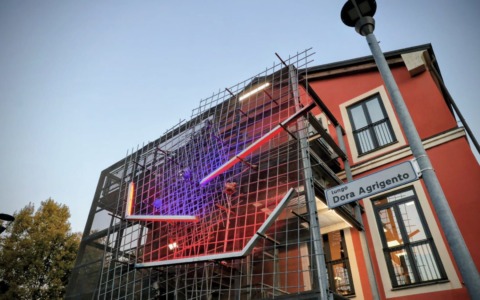 Dopo un restauro tornano ad accendersi le Luci d’Artista alla biblioteca Calvino