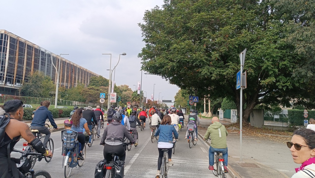 Torino, grande successo per il Bike Pride. I ciclisti: “Servono più piste ciclabili”