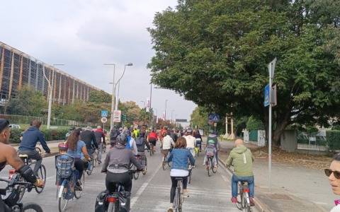 Torino, grande successo per il Bike Pride. I ciclisti: “Servono più piste ciclabili”