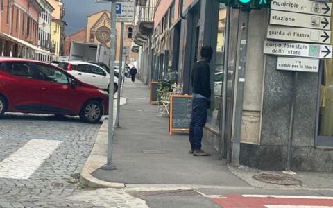 Chivasso, giovane fa la pipì (in pieno giorno) contro il muro di una pizzeria