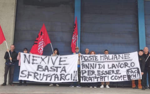 Grugliasco, 30 lavoratori della Postalcoop in sciopero: “Siamo rimasti senza lavoro, chiediamo certezze”