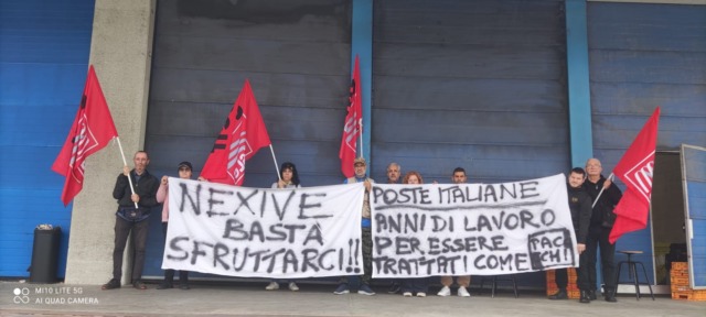 Grugliasco, 30 lavoratori della Postalcoop in sciopero: “Siamo rimasti senza lavoro, chiediamo certezze”
