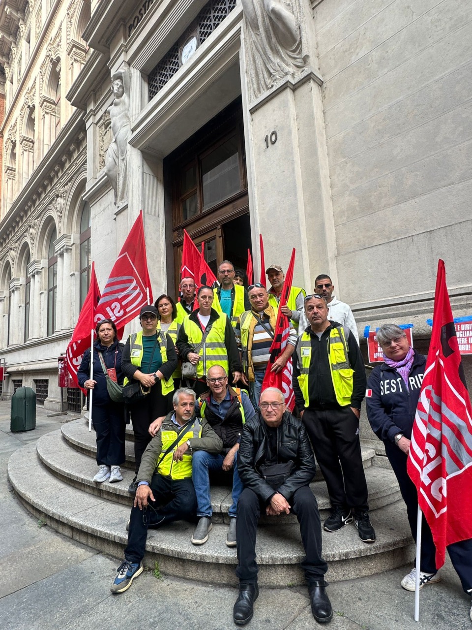 Torino, protesta dei lavoratori della Postalcoop di Grugliasco davanti alla sede di Poste Italiane