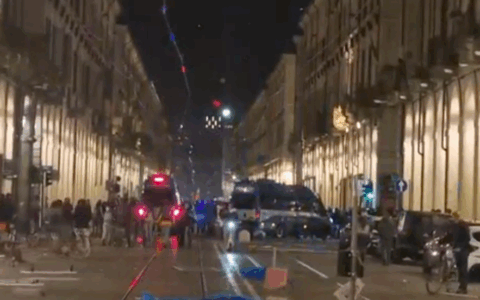 Scontri nella notte a Torino, guerriglia a Porta Susa, devastati gli allestimenti dei Portici di carta in via Po
