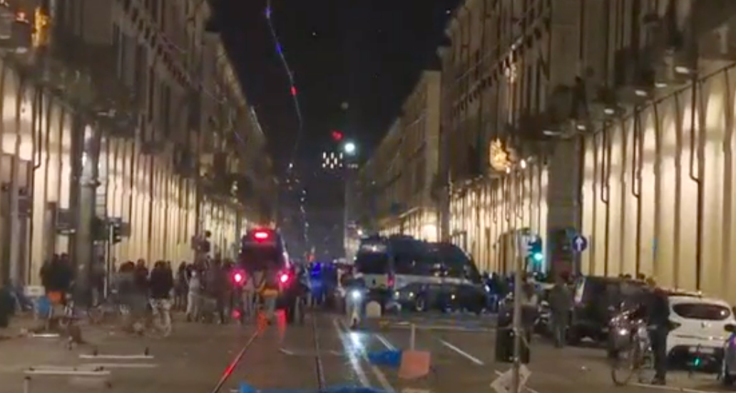 Scontri nella notte a Torino, guerriglia a Porta Susa, devastati gli allestimenti dei Portici di carta in via Po