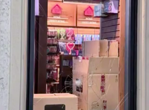 Tentano la spaccata in un negozio di via Garibaldi, due arresti