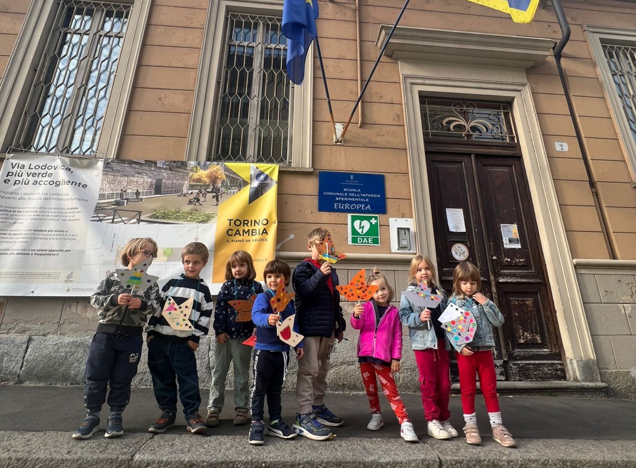 Corteo pro Pal: partecipa anche un gruppo di bimbi (insieme a genitori e maestre) della Scuola materna Europea