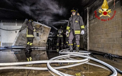 Incendio in un garage a Porta Palazzo: due feriti lievi
