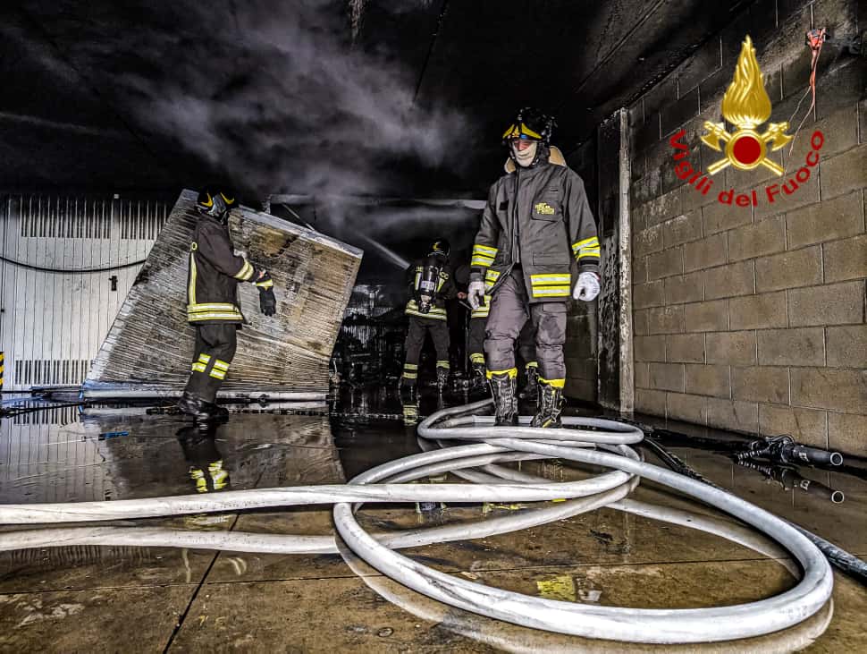 Incendio in un garage a Porta Palazzo: due feriti lievi