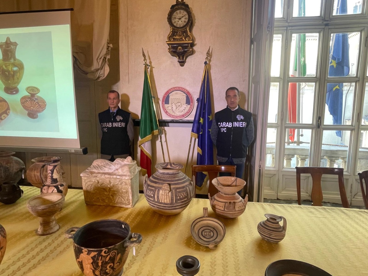 I Carabinieri restituiscono allo Stato 254 reperti archeologici di provenienza illecita