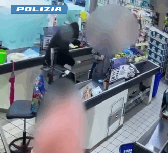 Cassiera del supermercato minacciata con le forbici, in manette un 42enne