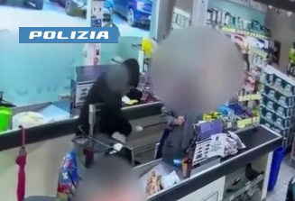 Cassiera del supermercato minacciata con le forbici, in manette un 42enne