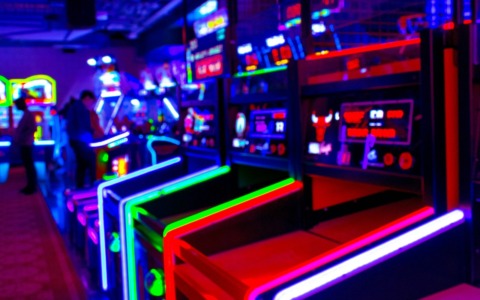 La sala giochi di Trofarello era una copertura per un’organizzazione criminale che gestiva un giro (illegale) di scommesse sportive online