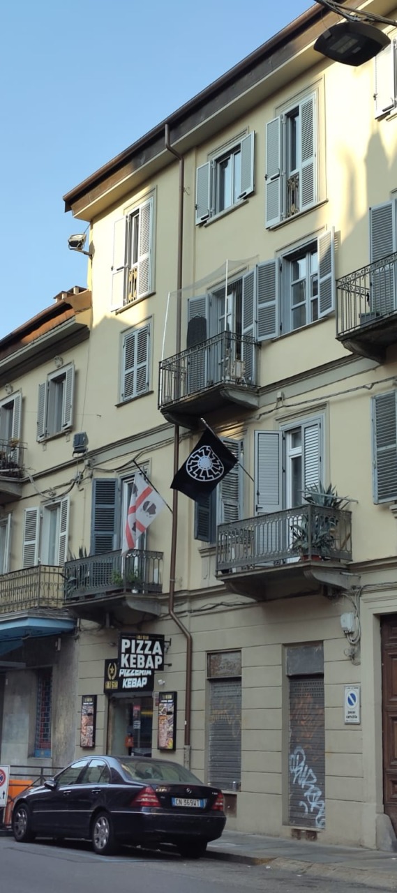 Nel quartiere San Donato spunta una bandiera nazista, la denuncia di Casa del Popolo Estella