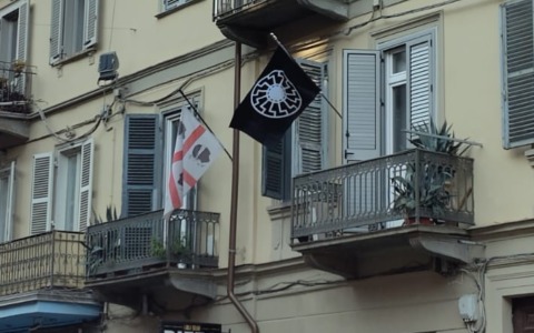Nel quartiere San Donato spunta una bandiera nazista, la denuncia di Casa del Popolo Estella