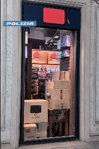 Torino: tentato furto in un negozio del centro citta’, arrestate due persone dalla Polizia