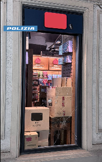 Torino: tentato furto in un negozio del centro citta’, arrestate due persone dalla Polizia