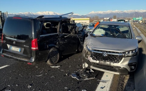Scontro tra tre veicoli in tangenziale a Nichelino
