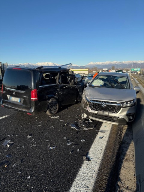 Scontro tra tre veicoli in tangenziale a Nichelino