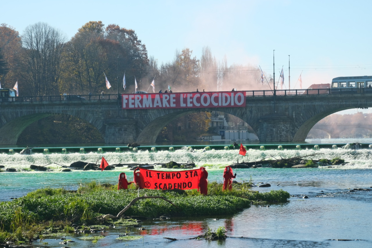 Extinction Rebellion tinge di verde il Po, un messaggio per dire: “Fermate l’Ecocidio”