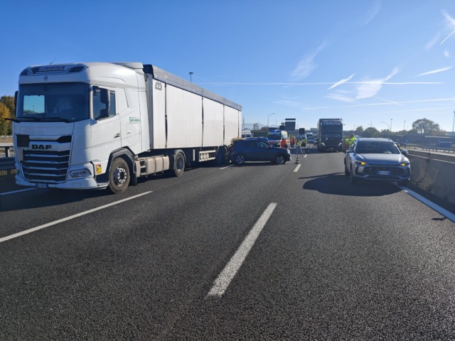 Scontro tra quattro veicoli in tangenziale sud