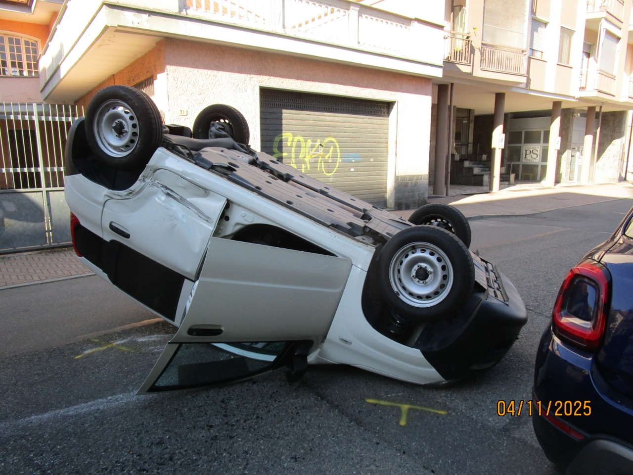 Paura in via San Francesco d’Assisi a Nichelino, carambola tra due auto una si ribalta sull’asfalto