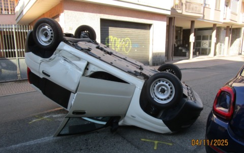 Paura in via San Francesco d’Assisi a Nichelino, carambola tra due auto una si ribalta sull’asfalto