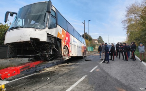 Scontro tra un’auto e uno scuolabus ad Arignano, un morto