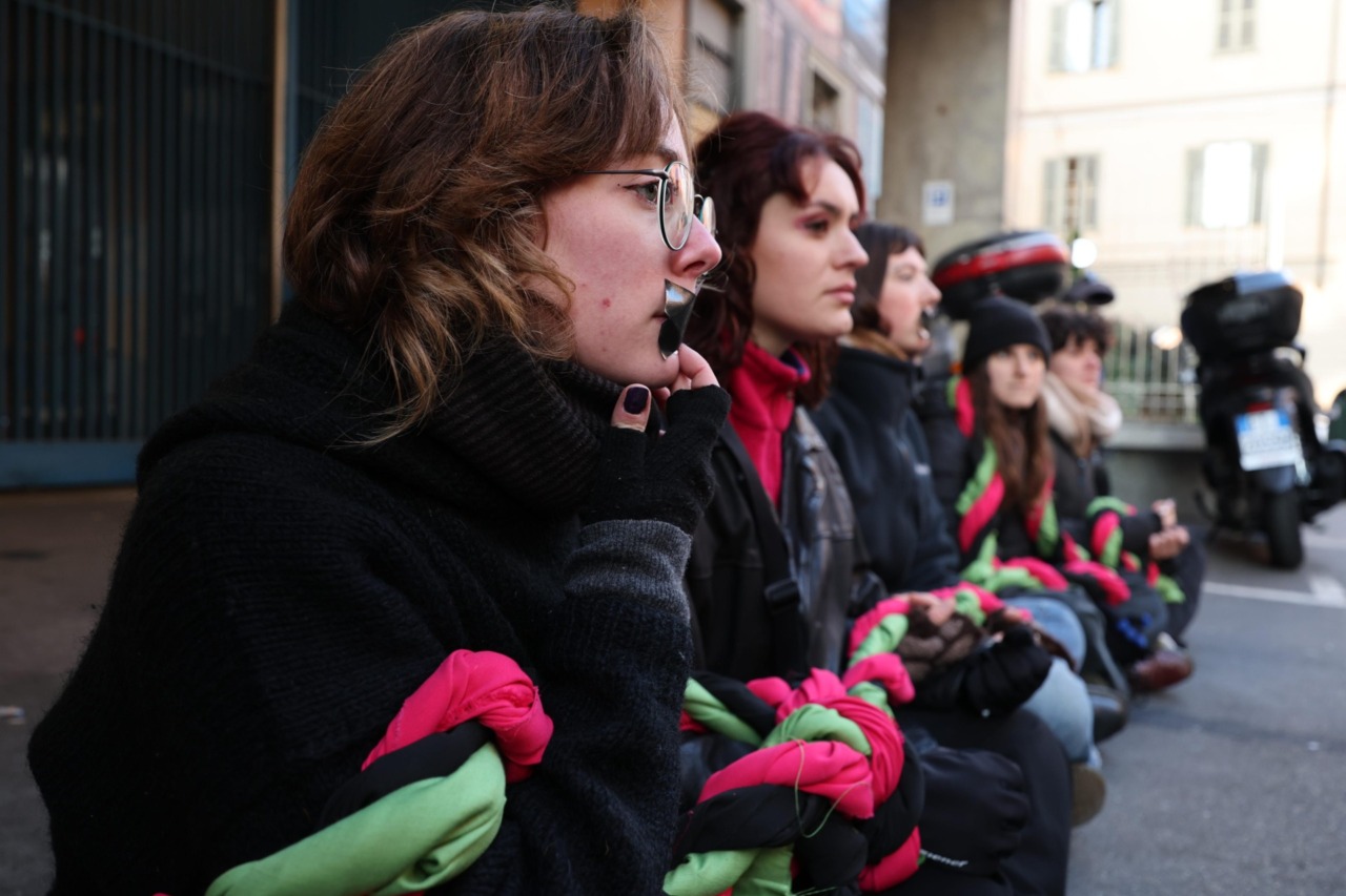 La nuova protesta degli Extinction Rebellion davanti alla sede Rai a Torino: “Sleghiamo l’informazione”