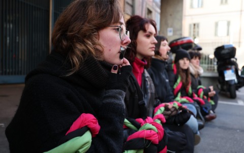La nuova protesta degli Extinction Rebellion davanti alla sede Rai a Torino: “Sleghiamo l’informazione”