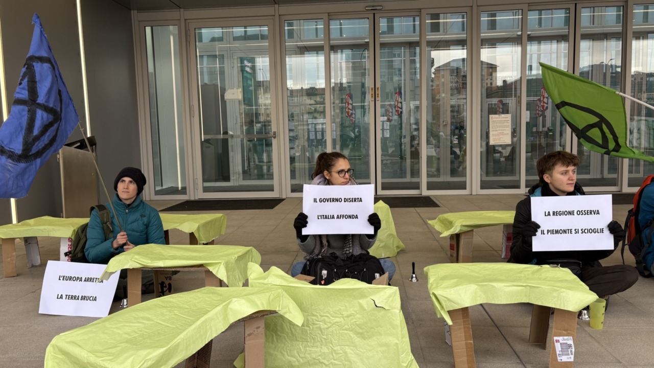 Extinction Rebellion scarica 30 tavoli davanti alla Regione Piemonte: “Tutte le occasioni mancate”