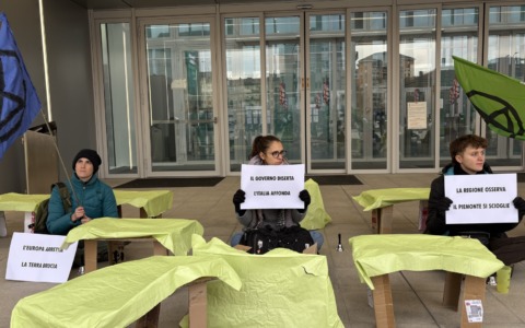 Extinction Rebellion scarica 30 tavoli davanti alla Regione Piemonte: “Tutte le occasioni mancate”