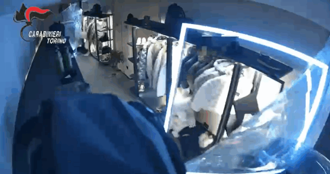 Furto di giubbini in un negozio in centro, trovati  i 4 autori della “spaccata” da oltre 20 mila euro