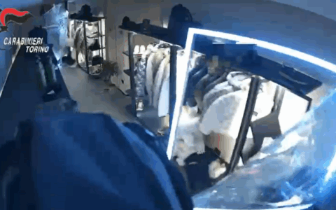 Furto di giubbini in un negozio in centro, trovati  i 4 autori della “spaccata” da oltre 20 mila euro