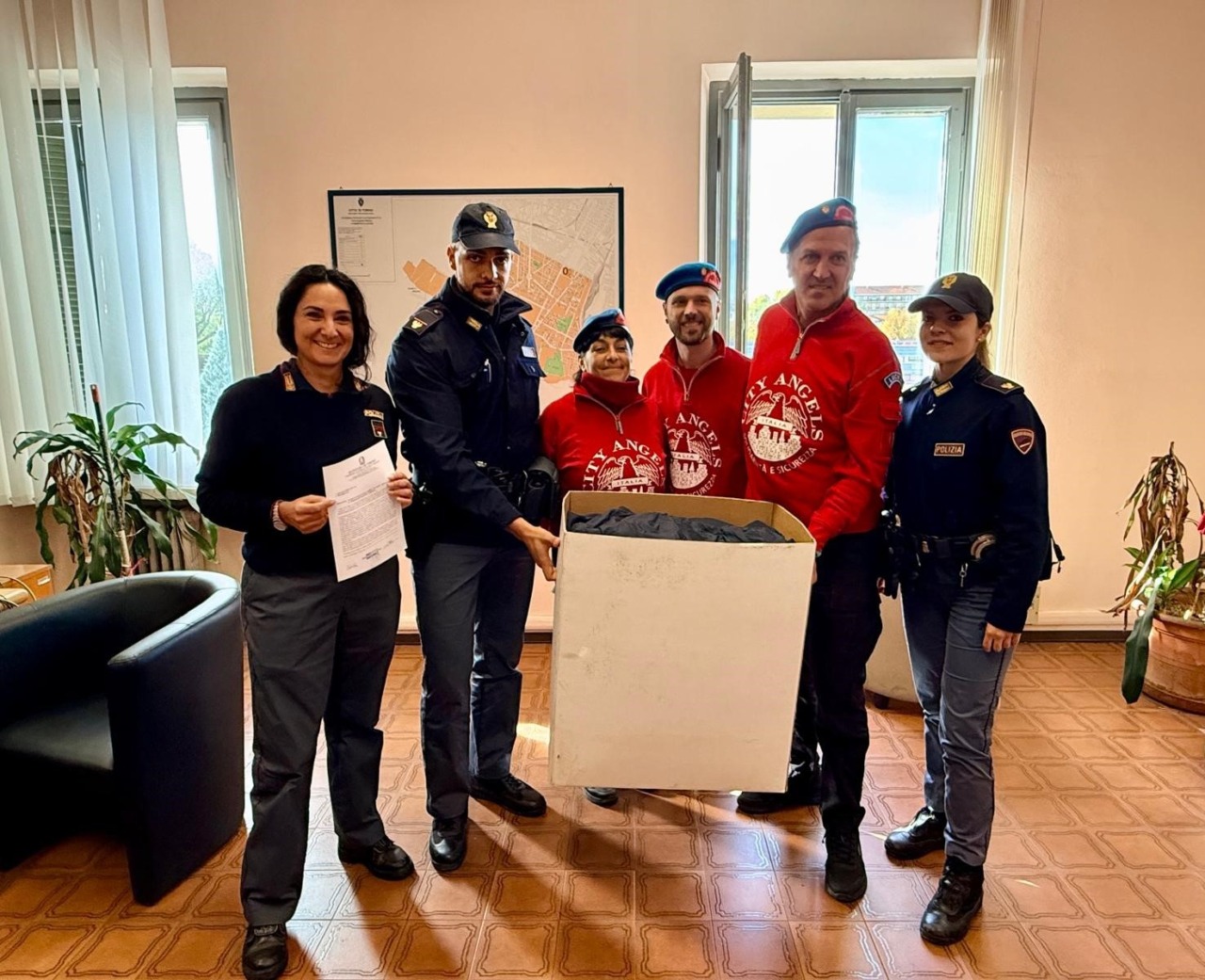 Contrasto della polizia alla contraffazione: indumenti sequestrati donati ai City Angels che si occupano di aiutare i senzatetto