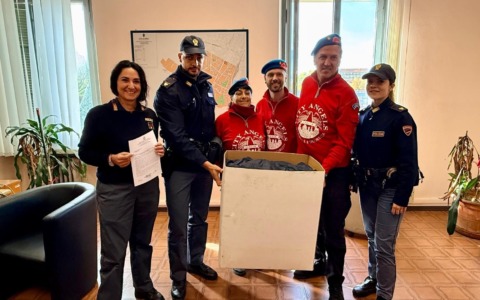 Contrasto della polizia alla contraffazione: indumenti sequestrati donati ai City Angels che si occupano di aiutare i senzatetto