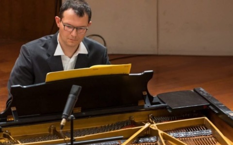 Complesso intervento di chirurgia alla spalla salva la musica di un pianista