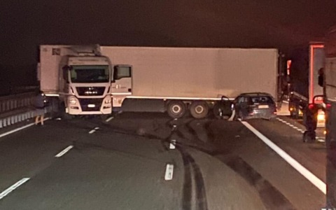 Gravissimo incidente in A21: tir di traverso, un ferito