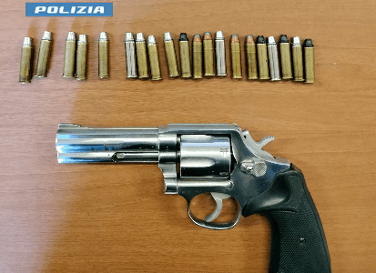 Ottanta grammi di droga e un revolver in camera da letto: arrestato trentenne