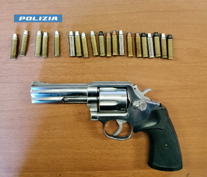 Ottanta grammi di droga e un revolver in camera da letto: arrestato trentenne