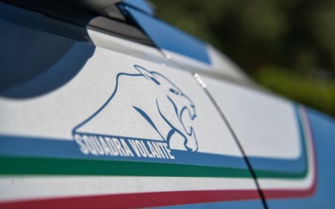 Minaccia l’ex con un coltello e si nasconde nell’armadio della camera da letto