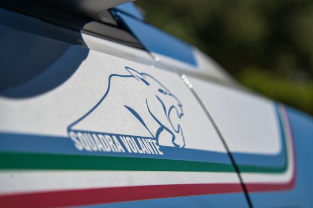 Minaccia l’ex con un coltello e si nasconde nell’armadio della camera da letto