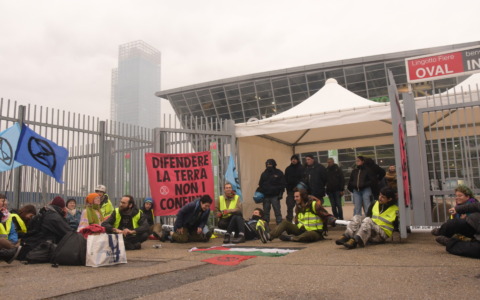 Extinction Rebellion blocca la convention della Difesa e dell’Aerospazio a Torino: “Difendere la Terra, non i confini”