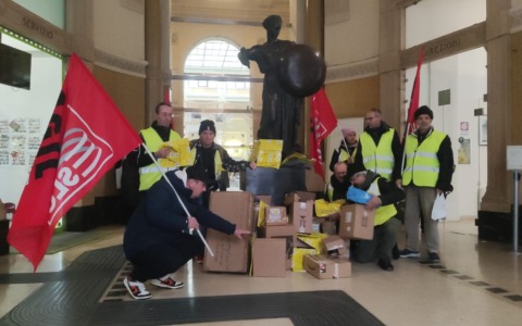Postalcoop, nuova protesta dei lavoratori davanti alla sede di Poste a Torino