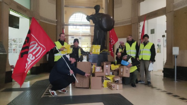 Postalcoop, nuova protesta dei lavoratori davanti alla sede di Poste a Torino
