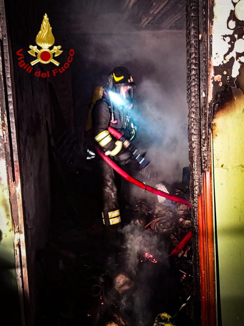 Torino, incendio in un edificio. Intervento dei vigili del fuoco