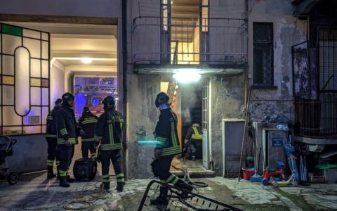 Incendio in un palazzo in via Leinì