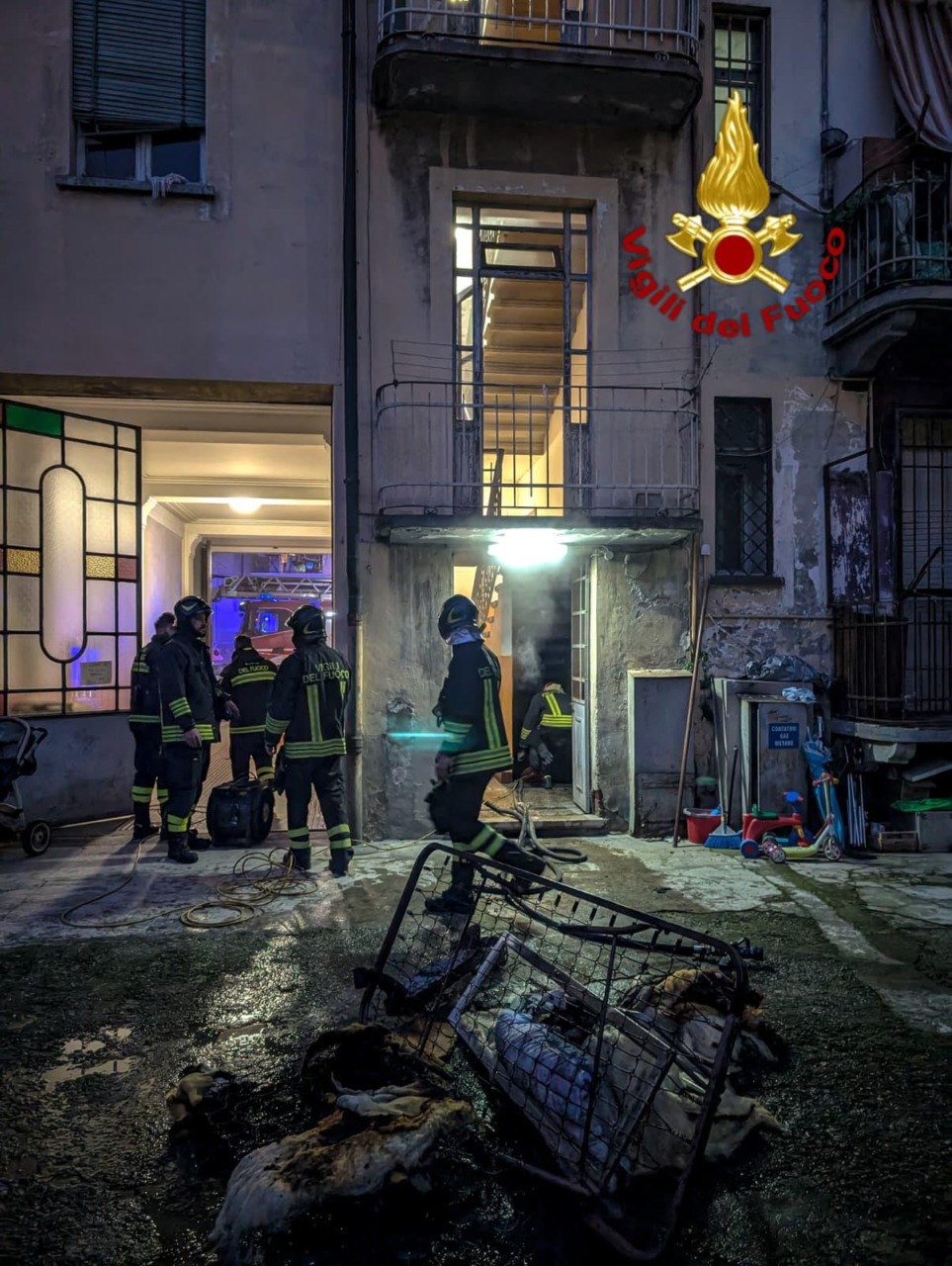 Incendio in un palazzo in via Leinì